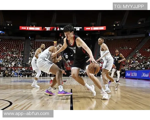 激烈对抗与精彩瞬间篮球赛片段回顾展现运动精神与团队合作的魅力